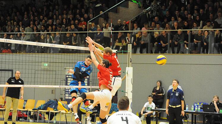 1:3 gegen den Tabellenführer verloren, aber wieder viele Sympathie-Punkte gewonnen haben Hammelburgs Volleyballer (blaue Trikots). Foto: Hopf