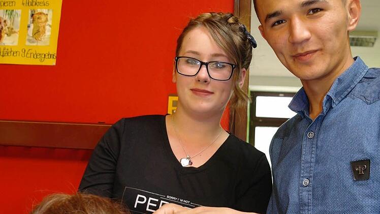 Marie-Carolin Meyer erklärt Esmat Rezaei, dass Frisieren nicht so leicht ist, wie man es sich vorstellt. Foto: Stephanie Elm