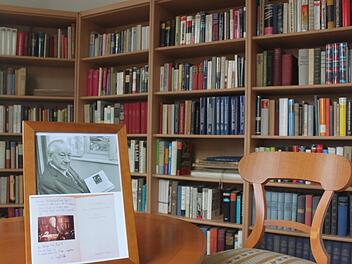 In der Franz Josef Strauß-Suite des Bilungszentrums Kloster Banz sind Teile der Bibliothek des "Ochsensepp" untergebracht, die seine Tochter Christa der Hanns-Seidel-Stiftung Ende der 1990er-Jahre vermacht hatte. Auf dem Tisch steht ein Porträt von Josef Müller. Foto: Matthias Einwag