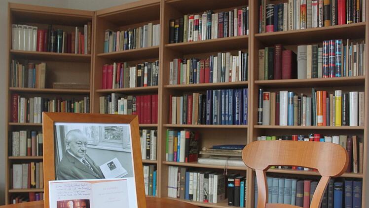 In der Franz Josef Strauß-Suite des Bilungszentrums Kloster Banz sind Teile der Bibliothek des "Ochsensepp" untergebracht, die seine Tochter Christa der Hanns-Seidel-Stiftung Ende der 1990er-Jahre vermacht hatte. Auf dem Tisch steht ein Porträt von Josef Müller. Foto: Matthias Einwag