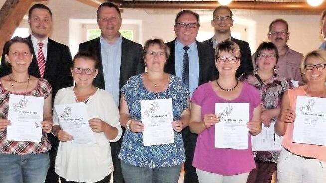 Im Rahmen eines Ehrenabends wurden zahlreiche Schulweghelfer für ihren langjährigen Einsatz geehrt. Vorne, von links: Petra Durst, Anja Heinzel, Ariane Lorenz, Anett Gräf, Marion Haider, Daniela Eichner, Andrea Haase und Vorsitzender Jürgen Schmidt; obere Reihe, von links: Eugen Weber von der Sparkasse Kulmbach-Kronach, OB Henry Schramm, stellvertretender Landrat Dieter Schaar, Inspektionsleiter Dominik Salosnik, Roland Wiefek und Peter Schütz.  Foto: Werner Reißaus