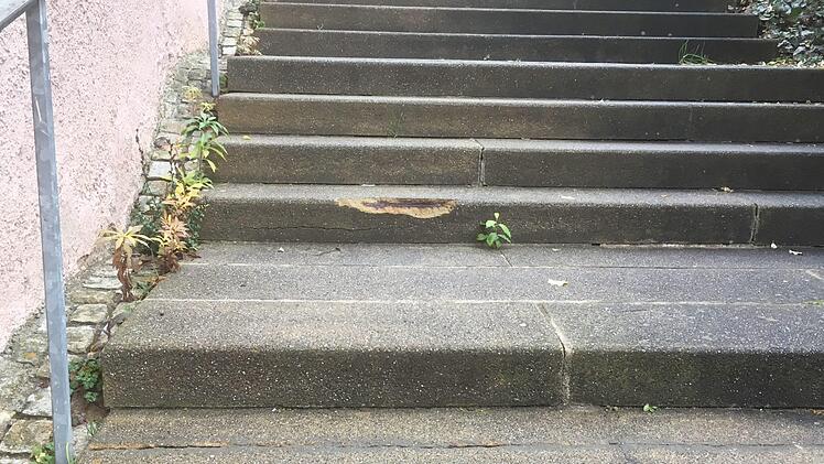 Die Treppe vom Dorfplatz zur Kirche weist erhebliche Schäden auf. Foto: Andreas Lomb