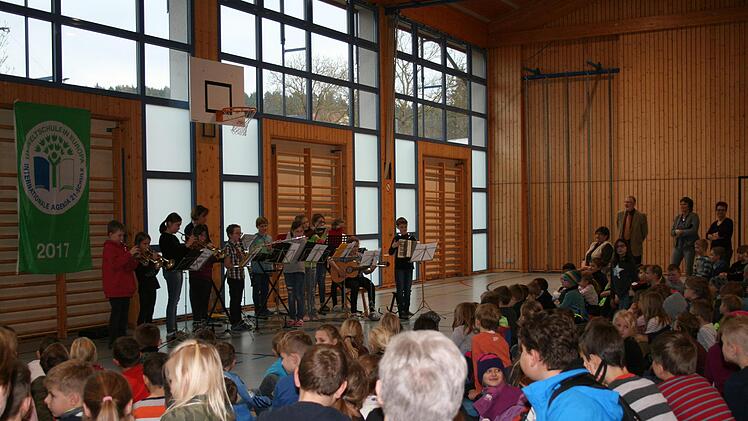 Das Umweltschule-Prädikat feierten die Burkardrother Grundschüler.Gabriele Sell