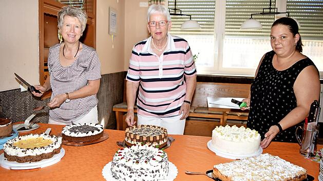Die Mitgliederfrauen des 1. FC Woffendorf und die Seniorenbeauftragte der Gemeinde, Dritte B&uuml;rgermeisterin Almut Schuhmann (Bildmitte), bereiteten allen Teilnehmern an der rollenden B&uuml;rgerversammlung einen gelungene Empfang.  Foto: Dieter Radziej