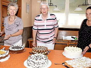Die Mitgliederfrauen des 1. FC Woffendorf und die Seniorenbeauftragte der Gemeinde, Dritte B&uuml;rgermeisterin Almut Schuhmann (Bildmitte), bereiteten allen Teilnehmern an der rollenden B&uuml;rgerversammlung einen gelungene Empfang.  Foto: Dieter Radziej