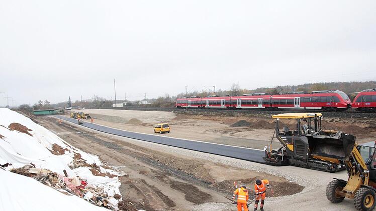 Der Wirtschaftsweg wird asphaltiert. Auf der Fläche links oben im Bild wird die neue Brücke vormontiert.  Josef Hofbauer