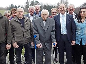 Artur Kowalewski (Mitte) im Kreise seiner Verwandten und Bekannten. Mit im Bild Stadtrat Dieter Hägele (Sechster von links) und stellvertretender Landrat Jörg Kunstmann (rechts vom Jubilar) Foto: Horst Wunner