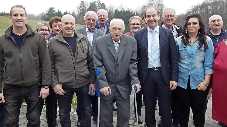 Artur Kowalewski (Mitte) im Kreise seiner Verwandten und Bekannten. Mit im Bild Stadtrat Dieter Hägele (Sechster von links) und stellvertretender Landrat Jörg Kunstmann (rechts vom Jubilar) Foto: Horst Wunner