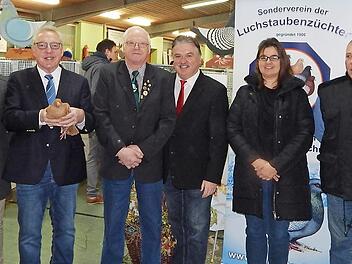 Schirmherr Harald Hübner (mit Luchstaube) und Landrat Klaus Peter Söllner (Fünfter von links) mit den Zuchtexperten Foto: Horst Wunner