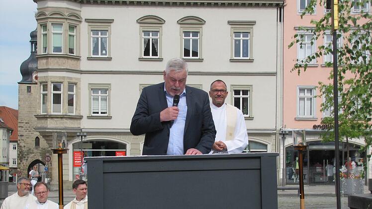 Oberbürgermeister Norberts Tessmer bei seinem Grußwort am Hauptaltar auf  dem Marktplatz. Foto: Martin Koch