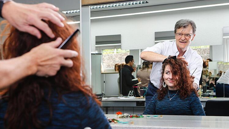 Auch die 17-jährige Lisa Difflipp bekommt eine typisch lockige, asymmetrische 80er-Frisur. Foto: Matthias Hoch