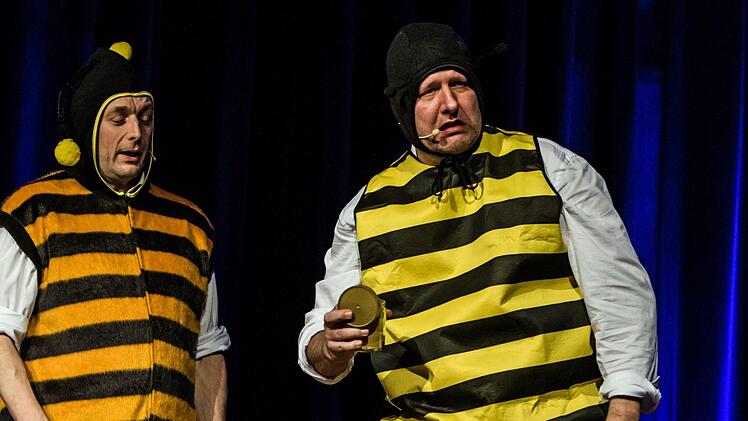 Heftigen Applaus verdiente sich das Trio TBC beim Gastspiel im ausverkauften Coburger Kongresshaus Rosengarten mit seinem satirischen Jahresrückblick.Foto: Jochen Berger