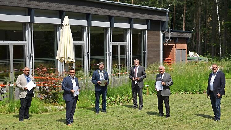 Die Kulturhalle Witzmannsberg ist ein Paradebeispiel der Förderungen über das Amt für ländliche Entwicklung: Darüber freuen sich (von links) Martin Stingl, Martin Finzel, Gerhard Wunder, Lothar Winkler, Helmut Fischer und Wolfgang Kießling. Foto: Gabi Bertram