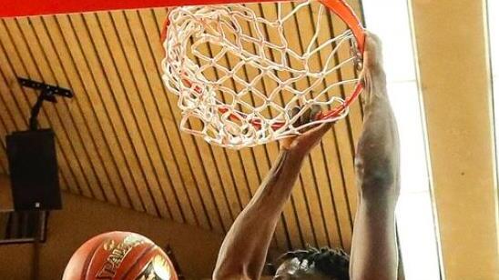Norense Odiase stopft den Ball durch den Gießener Korb. Der Amerikaner kam auf zehn Punkte und fünf Rebounds. Foto: Daniel Löb