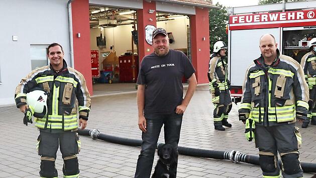 Die Neuhauser Feuerwehrleute Patrick Sorger (l.) und Holger Seelbach (r.) empfingen Karsten Rinck.