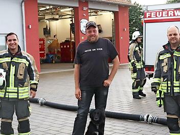 Die Neuhauser Feuerwehrleute Patrick Sorger (l.) und Holger Seelbach (r.) empfingen Karsten Rinck.