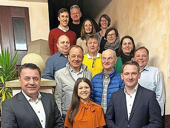Das neue Vorstandsteam von rechts: Ortsvorsitzender Johannes Maciejonczyk, Schriftführerin Johanna Neser, Beisitzer Peter Pfohlmann, Kassier Peter Röckelein, Kassenprüfer Vitus Beck, Stellvertretender Vorsitzender Markus Mehlhorn, Stellvertretende...
