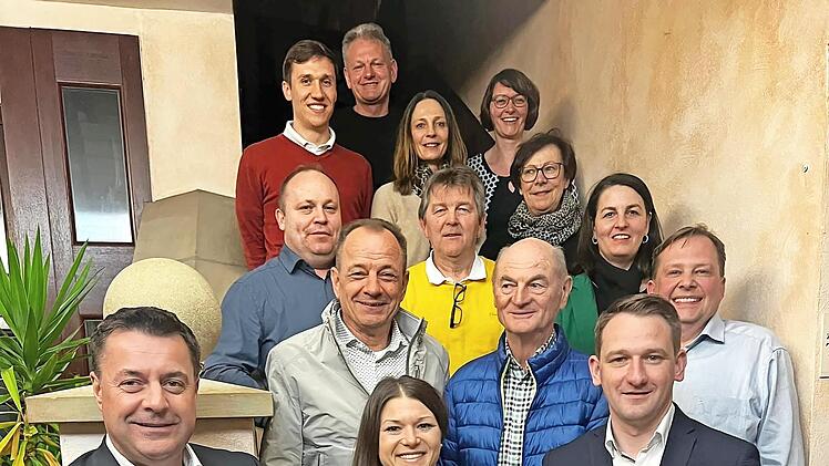 Das neue Vorstandsteam von rechts: Ortsvorsitzender Johannes Maciejonczyk, Schriftführerin Johanna Neser, Beisitzer Peter Pfohlmann, Kassier Peter Röckelein, Kassenprüfer Vitus Beck, Stellvertretender Vorsitzender Markus Mehlhorn, Stellvertretende...