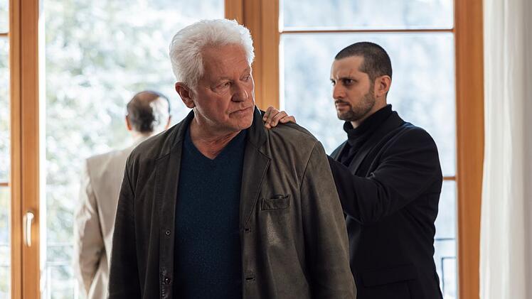 Kriminalhauptkommissar Ivo Batic (Miroslav Nemec, vorne) wird von Kamran Hasanovs (Husam Chadat, links) Handlanger Timur (Bardo Böhlefeld) nach draußen begleitet.