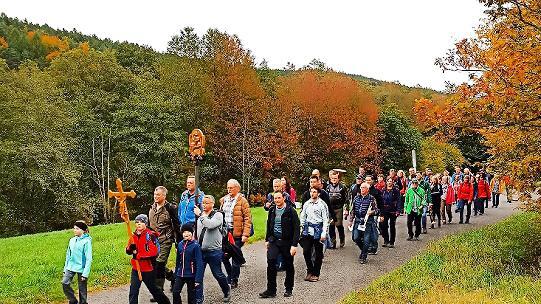Wallfahrer auf dem Weg nach Waldberg.