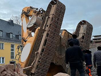 Bagger in Wunsiedel umgekippt