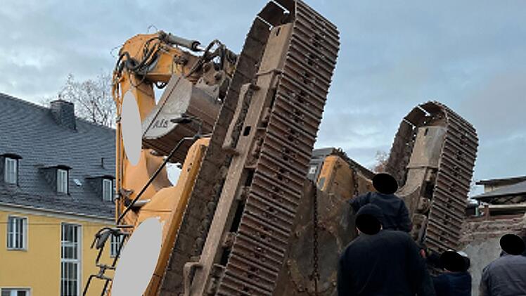 Bagger in Wunsiedel umgekippt