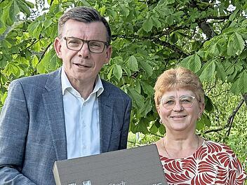 Elvira Kuchenbrod ist die neue Ortssprecherin f&uuml;r Feuerthal. B&uuml;rgermeister Armin Warmuth gratuliert zur Wahl.