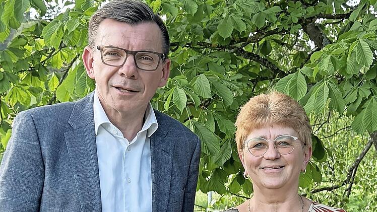Elvira Kuchenbrod ist die neue Ortssprecherin f&uuml;r Feuerthal. B&uuml;rgermeister Armin Warmuth gratuliert zur Wahl.