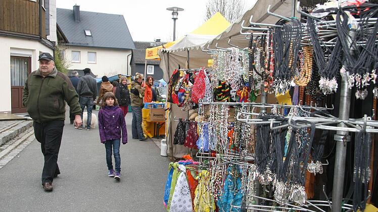 Beim Georgimarkt ist Presseck in Bummellaune.