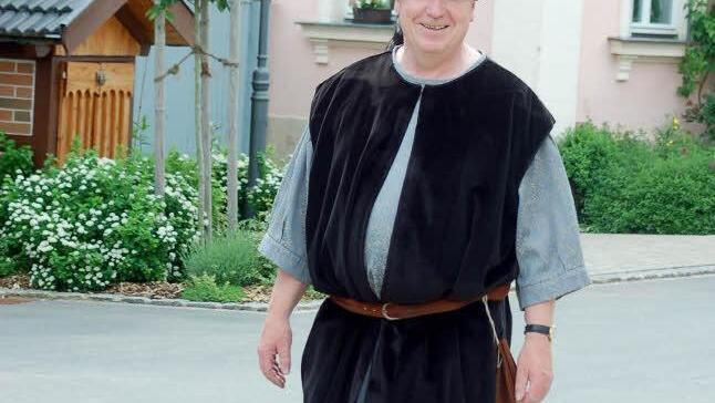 Selbstverständlich kommt auch Bürgermeister Werner Thomas in historischer Kleidung .