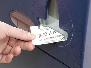 Künftig kann beim Parken auf allen gebührenpflichtigen Stellplätzen ein Parkschein genutzt werden - egal, an welchem Automaten er gelöst wurde. Foto: Katrin Geyer