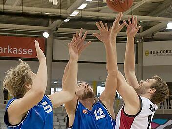 Neuzugang Chris Reinhardt (rechts) erzielte im ersten Spiel für den BBC sieben Punkte. Foto: Albert Höchstädter