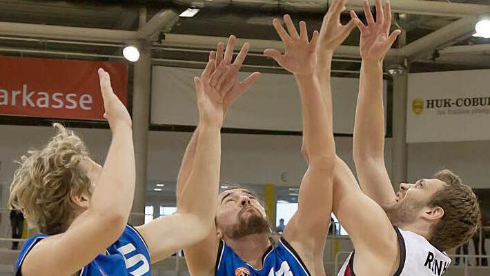 Neuzugang Chris Reinhardt (rechts) erzielte im ersten Spiel für den BBC sieben Punkte. Foto: Albert Höchstädter