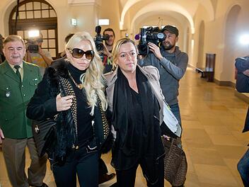 Tatjana Gsell mit ihrer Anwältin. Foto: Daniel Karmann/dpa