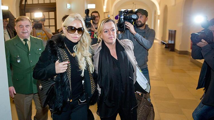 Tatjana Gsell mit ihrer Anwältin. Foto: Daniel Karmann/dpa