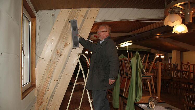 Der Vorsitzende der Waldfreunde, Werner Apitz zeigt, dass das Waldfreundeheim nach dem Orkan wieder standfest ist: Die Außenmauer ist stabilisiert worden - seit dem Wochenende ist das Waldfreundeheim wieder nutzbar. Foto: Sonja Adam