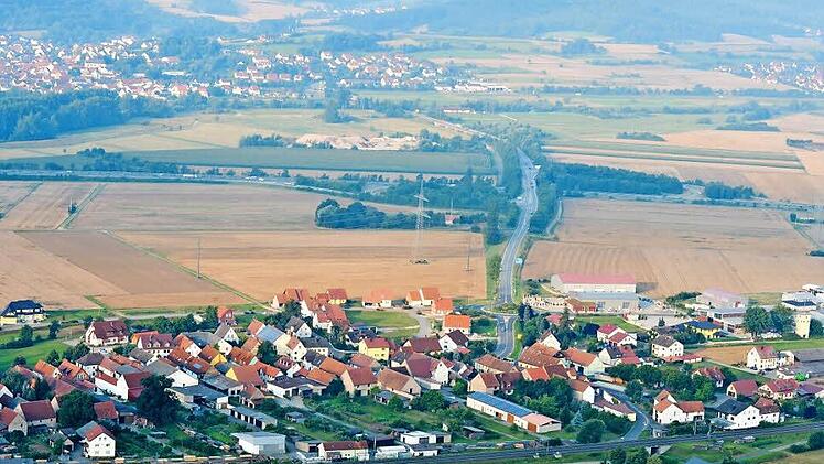Nach neuen Berechnungen wird ein großes Hochwasser sogar Teile Unterhaids (vorn) und des Gewerbegebietes überschwemmen. Unser Bild zeigt das Maintal mit Blick in Richtung Viereth. Foto: Ronald Rinklef