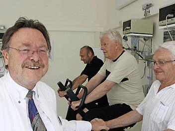"Die Qualität ist da, Bad Kissingen ist eine Marke", sagt Dr. Gerhard-Walter Schmeisl, stellvertretender Ärtzlicher Direktor der Deegenberg-Klinik. Hier überwacht er das Training der drei Patienten (von rechts) Fritz Rammler, Franz Ukena und Wolfgang Deckmann. Fotos: Ralf Ruppert
