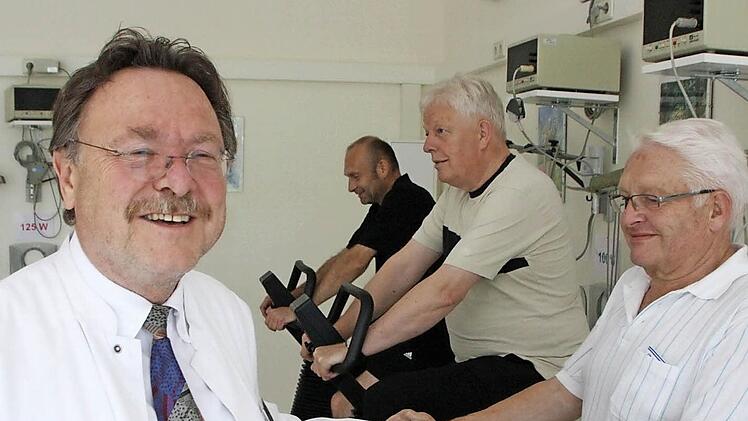 "Die Qualität ist da, Bad Kissingen ist eine Marke", sagt Dr. Gerhard-Walter Schmeisl, stellvertretender Ärtzlicher Direktor der Deegenberg-Klinik. Hier überwacht er das Training der drei Patienten (von rechts) Fritz Rammler, Franz Ukena und Wolfgang Deckmann. Fotos: Ralf Ruppert