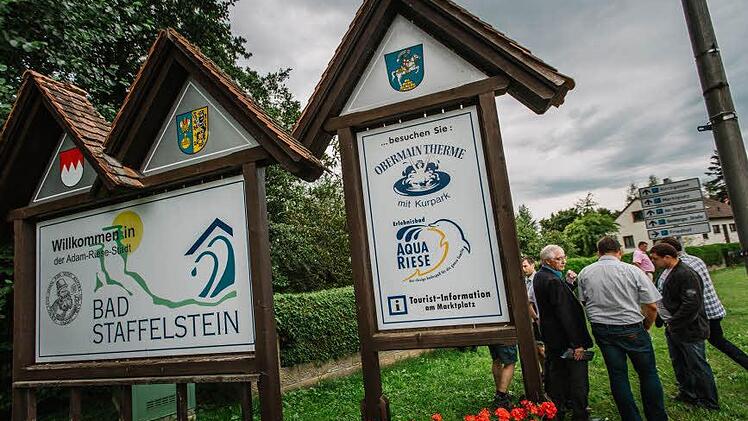 Den Grünstreifen hinter dem Ortseingang möchte eine Frau der Stadt abkaufen, um ein Haus zu bauen. Der Ort ist kritisch - weil die Stadt hier ihre Besucher begrüßt.  Foto: Steffens