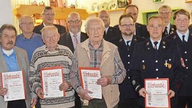 Einige Mitglieder wurden für langjährige Treue geehrt. Mit im Bild Bürgermeister Egon Herrmann (2. Reihe 2. v. l.), Vorsitzender Christian Höfner (3. v. r.) und Kommandant Thomas Friedrich (4. v. r.).