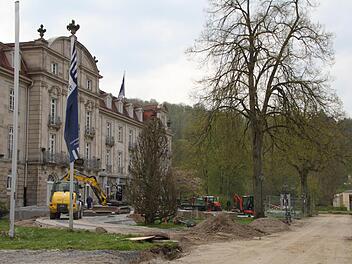 Bagger statt Limousinen: Die Vorfahrt zum Dorint-Hotel wird neu gestaltet. Foto: Ulrike Müller