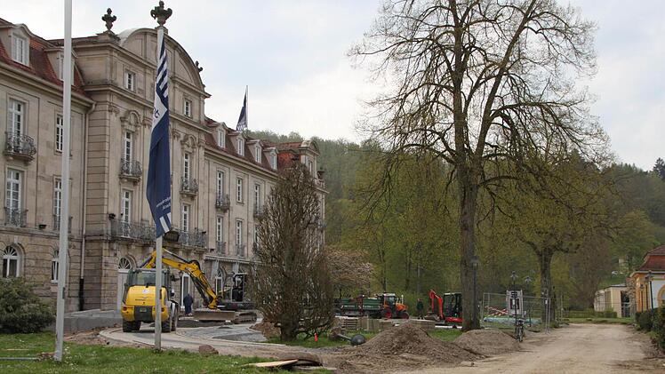 Bagger statt Limousinen: Die Vorfahrt zum Dorint-Hotel wird neu gestaltet. Foto: Ulrike Müller