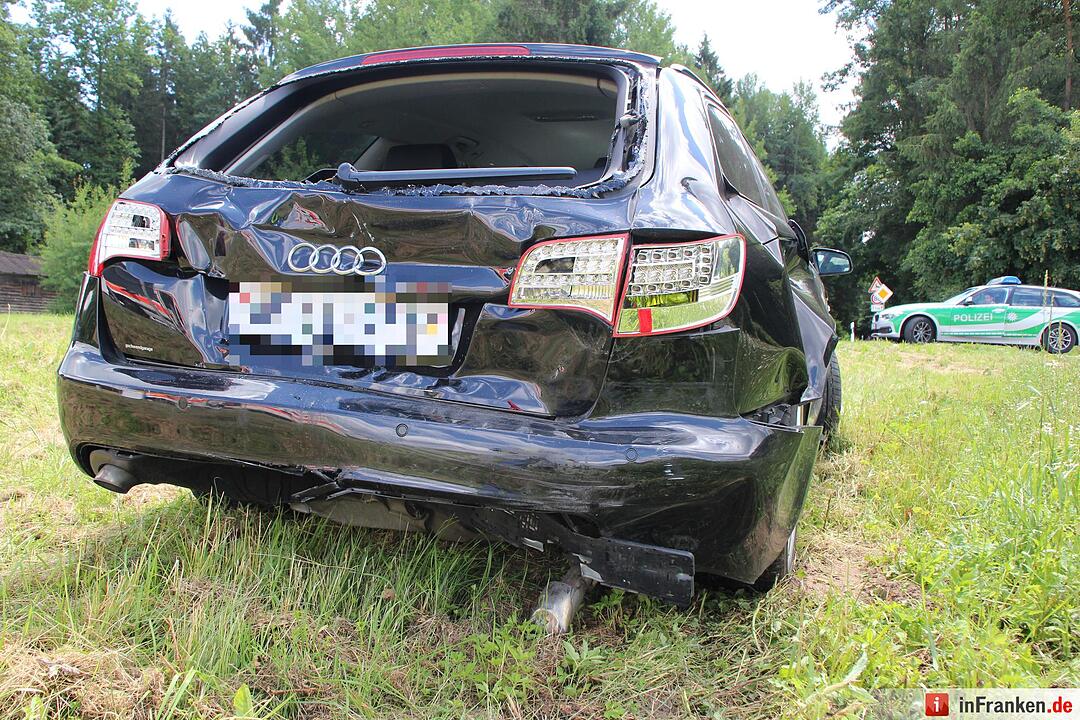 Kleintransporter übersieht Audi im Kreuzungsbereich