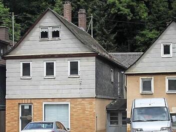 Das Gebäude der ehemaligen Bäckerei soll umgebaut, das Wohnhaus Kronacher Straße 20 soll abgerissen werden. Der Besitzer kann mit Unterstützung aus dem kommunalen Förderprogramm rechnen. Foto: V. Schadeck