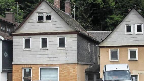 Das Gebäude der ehemaligen Bäckerei soll umgebaut, das Wohnhaus Kronacher Straße 20 soll abgerissen werden. Der Besitzer kann mit Unterstützung aus dem kommunalen Förderprogramm rechnen. Foto: V. Schadeck
