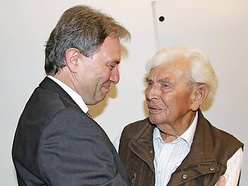 Wer freut sich mehr? Hans Löffler war sichtlich ergriffen, als feststand, dass sein Sohn Klaus der neue Kronacher Landrat sein wird. Foto: Veronika Schadeck