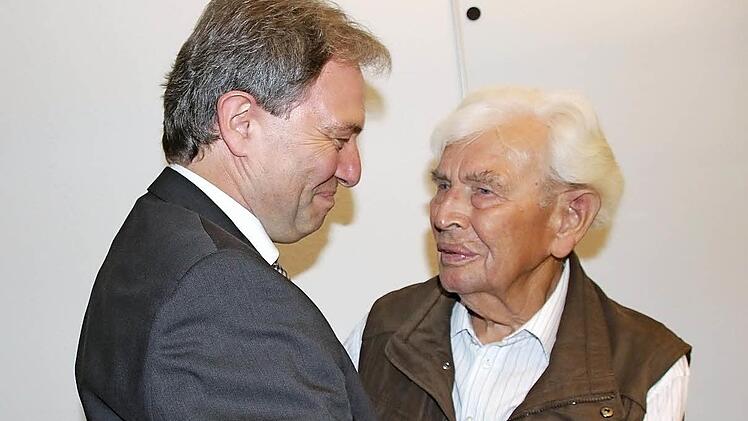 Wer freut sich mehr? Hans Löffler war sichtlich ergriffen, als feststand, dass sein Sohn Klaus der neue Kronacher Landrat sein wird. Foto: Veronika Schadeck
