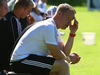 Michael Werzer braucht sich über die Kasendorfer Mannschaft nicht mehr den Kopf zu zerbrechen. Das 0:5 gegen die SpVgg Selbitz war sein letztes Spiel als Trainer des SSV.  Foto: Monika Limmer