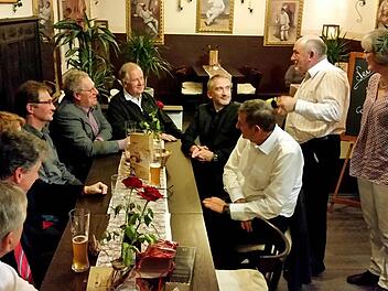 Gemütliches Beisammensein im Saporito, rechts außen Dagmar Wennmacher, daneben Michael Kilcoyne  Foto: privat